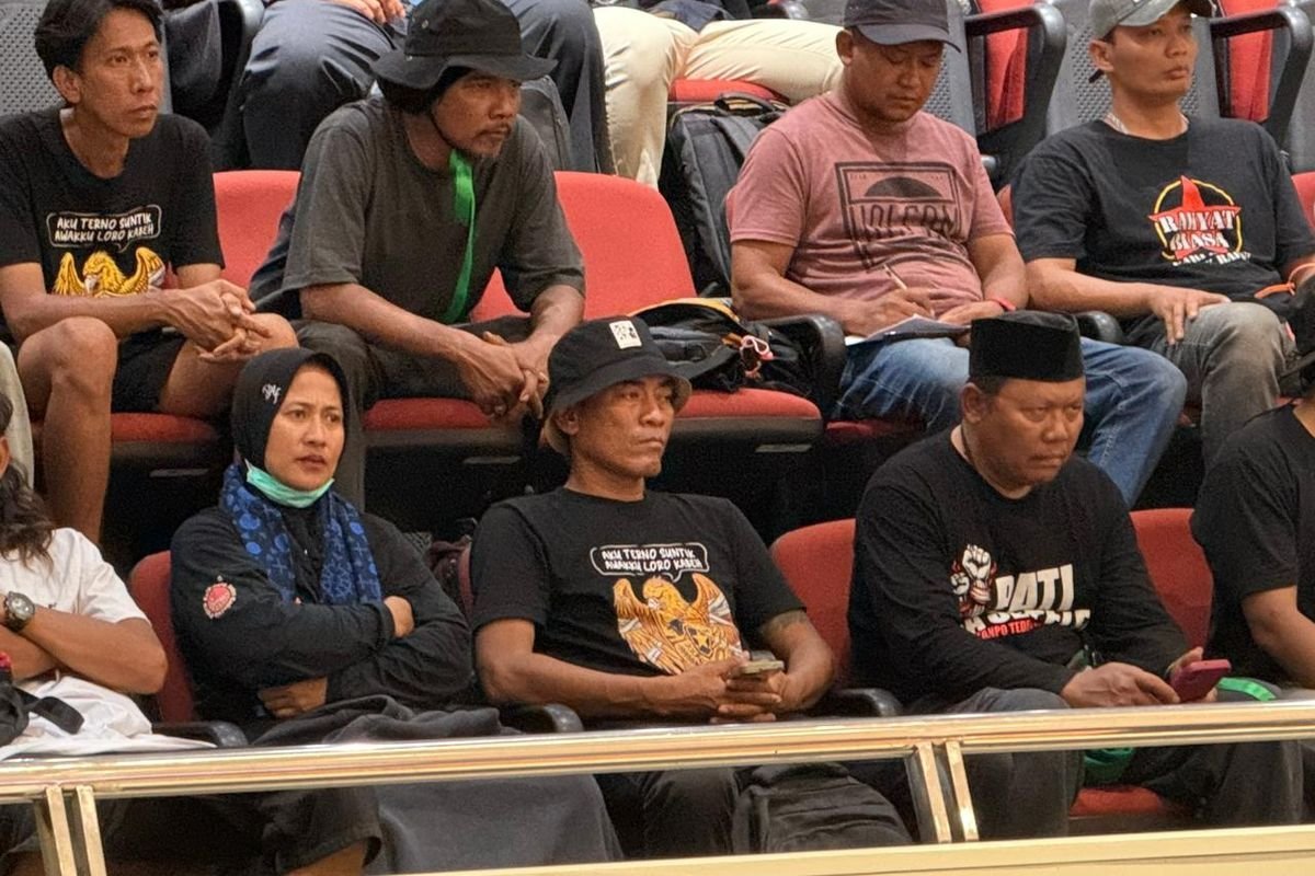 Tan_Mar3M's tweet photo. Terus terang kasian dengan dek Fatimah.. jankan masuk gedung semegah ini, ditemui saja gak pernah.. https://t.co/RMG7zcqspk