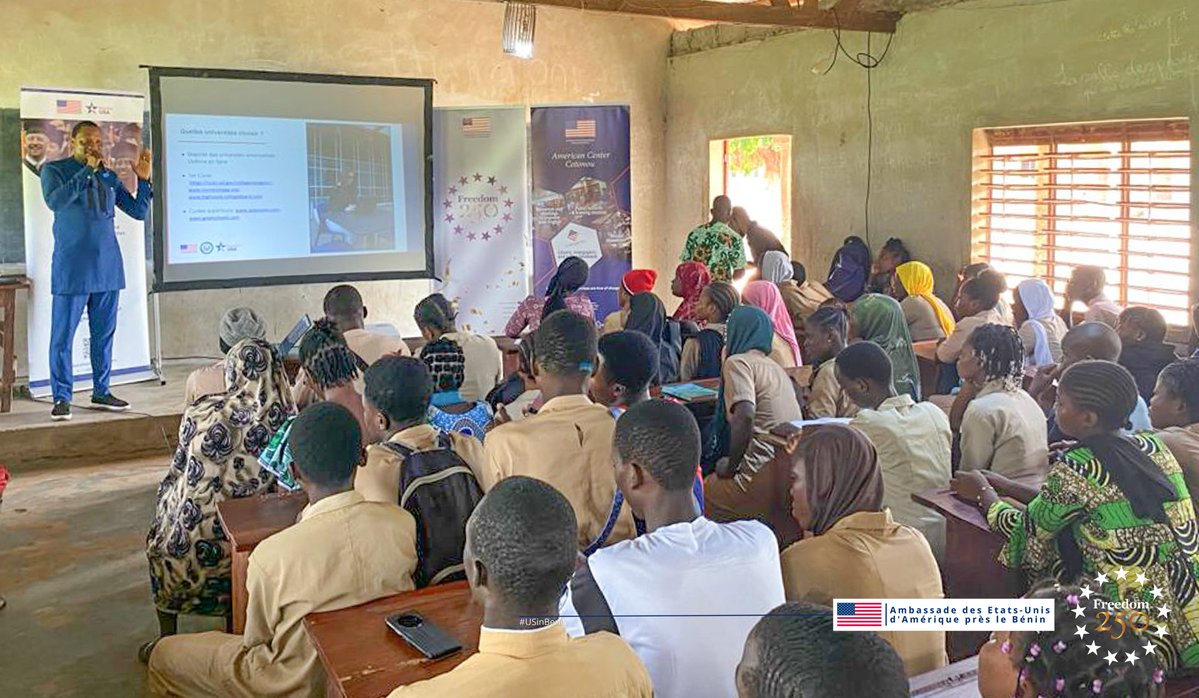 USEmbassyBenin's tweet photo. Vous saviez qu'il est possible d'obtenir un diplôme d'une université américaine sans quitter le Bénin? 

Les programmes en ligne proposés par des universités américaines accréditées permettent aux étudiants d'accéder à des formations reconnues à l'international, tout en étudiant à leur propre rythme. 

C'est cette opportunité que l'équipe de la Diplomatie Publique de l'Ambassade est allée présenter à plus de 100 élèves du CEG Banikanni de Parakou, afin de les informer sur les différentes possibilités d'études supérieures offertes par les établissements américains. 

L'Ambassade des États-Unis continue de promouvoir l'accès à une éducation de qualité et à des opportunités d'apprentissage accessibles à tous. 

Pour préparer un projet d'études en anglais, les élèves peuvent également profiter des ressources disponibles dans les Espaces Américains au Bénin : 

📍 American Center — Ambassade des États-Unis, Cotonou 
📍 American Corner — Université d'Abomey-Calavi 
📍 American Corner — Porto-Novo 
📍 American Corner — Université de Parakou 

#Freedom250 #USinBenin #AmericanSpaces #EducationUSA