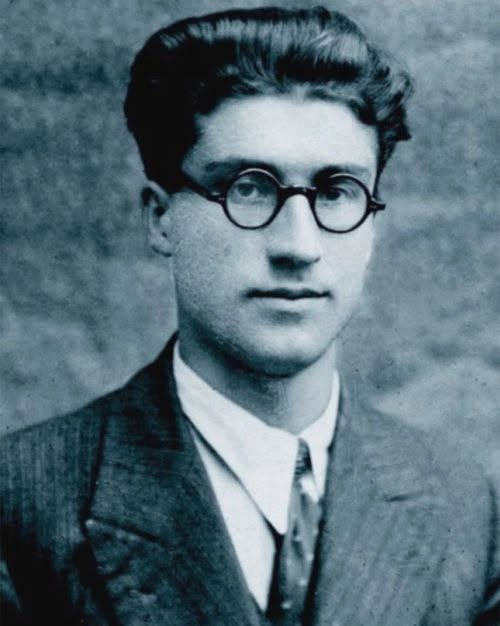 giampijumpi's tweet photo. “Nell’inquietudine e nello sforzo di scrivere, ciò che sostiene è la certezza che nella pagina resta qualcosa di non detto.”
[Cesare #Pavese, che morì il #27agosto 1950] https://t.co/YjXGUMArKw