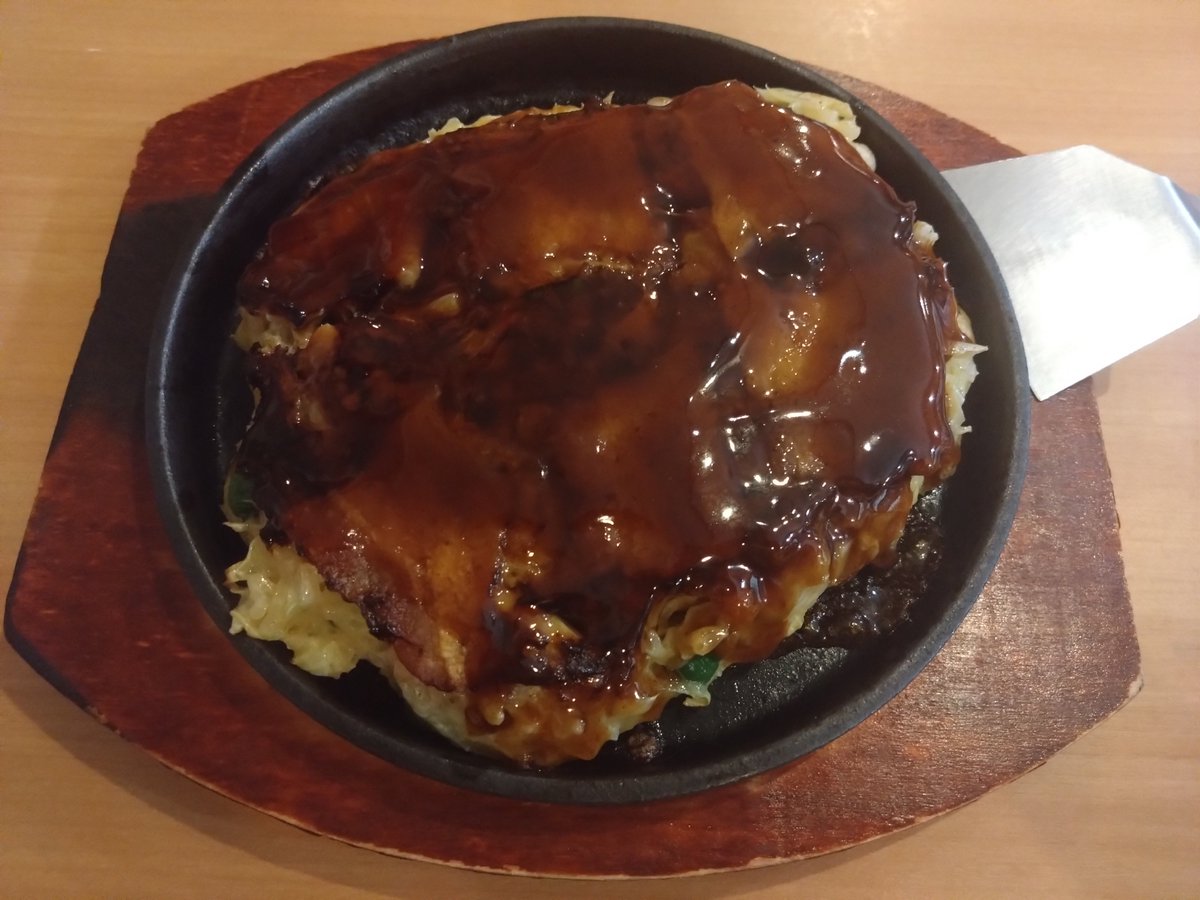 hinafes's tweet photo. 晩御飯1年くらい前に近くに移転してきたお好み焼き屋に初めて
お好み焼きミックス(豚•いか•えび)に店名餃子 https://t.co/uR2X0vhoo0