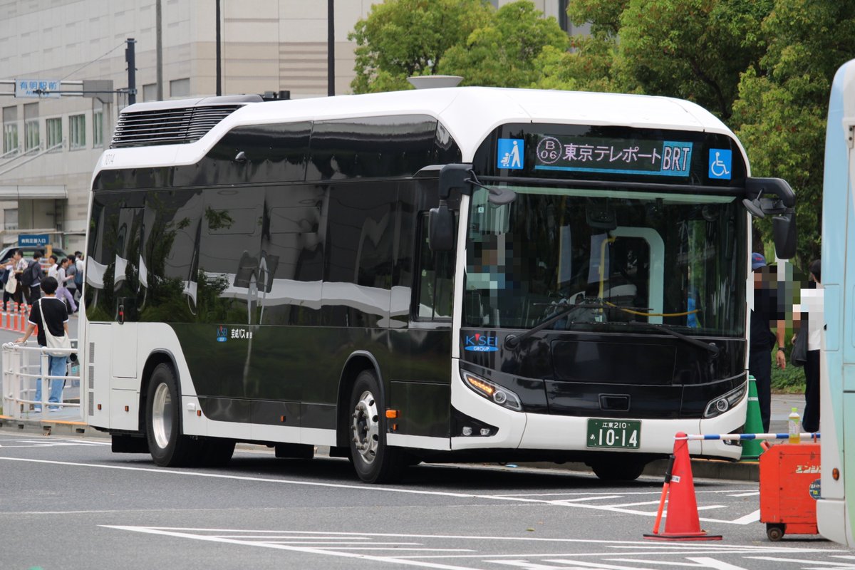 T196R75398's tweet photo. 26/08/15 コミケ臨（東京BRT）
BRTはコミケ臨独自のサボなどをわんさか置いているのが面白いですね
普段は企業輸送で使われる京成バス東京の1014号車も通常運用にしれっと入っているのも見どころの一つですね。冬はどのような車両が入るのでしょうか https://t.co/vwV3EhTVYv