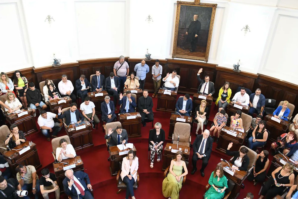 221radio's tweet photo. #ElDespertador ⏰ La Plata
🏛️ El Concejo Deliberante sesiona este jueves con más de 180 expedientes incluidos
➡️ La agenda tendrá entre sus principales temas las consecuencias del incendio de la subestación de Edelap en Tolosa, la creación de un "sello" para los comercios familiares históricos de la ciudad y distintos proyectos vinculados a los salarios de los trabajadores municipales y la seguridad vial
📻 FM 103.1 - https://t.co/lbQAeX1OOx