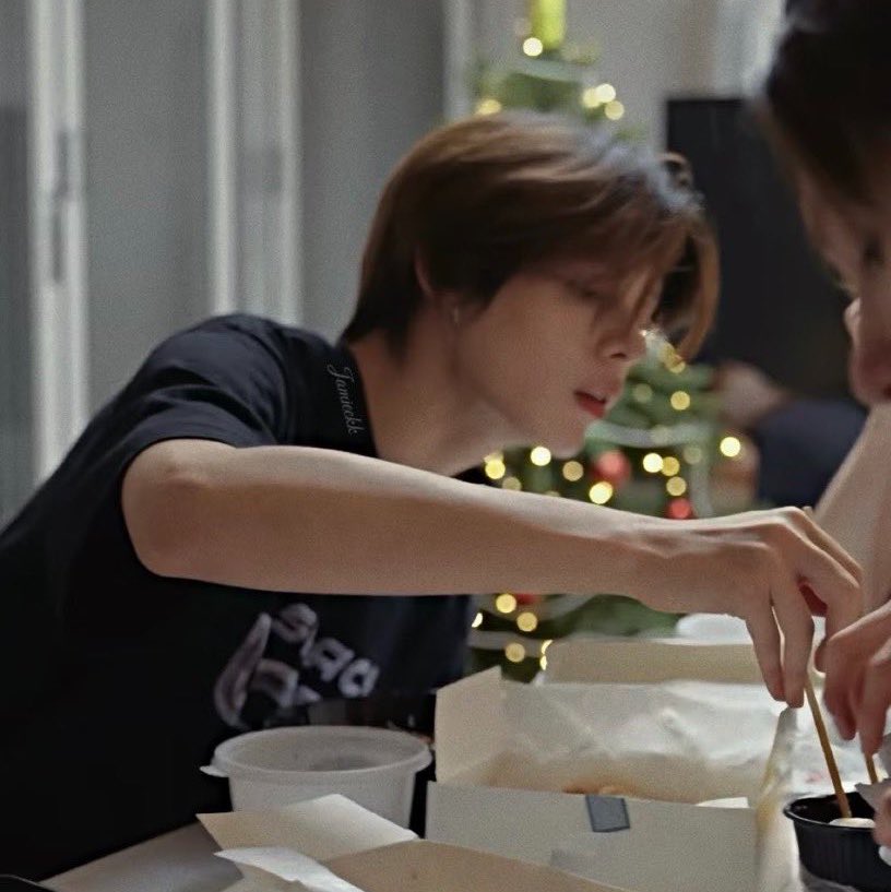 alwaysbeyourpp's tweet photo. ผู้ชายที่เหมาะกับประโยคที่ว่า “ you เป็น standard ใหม่ในชีวิต i ” 

คนที่พร้อมจะเสียสละดาวบนถ้วยรางวัลของตัวเองเพียงเพื่อจะเอามาตกแต่งต้นคริสมาสต์ให้น้อง ๆ อะ https://t.co/swJiWOV2zm