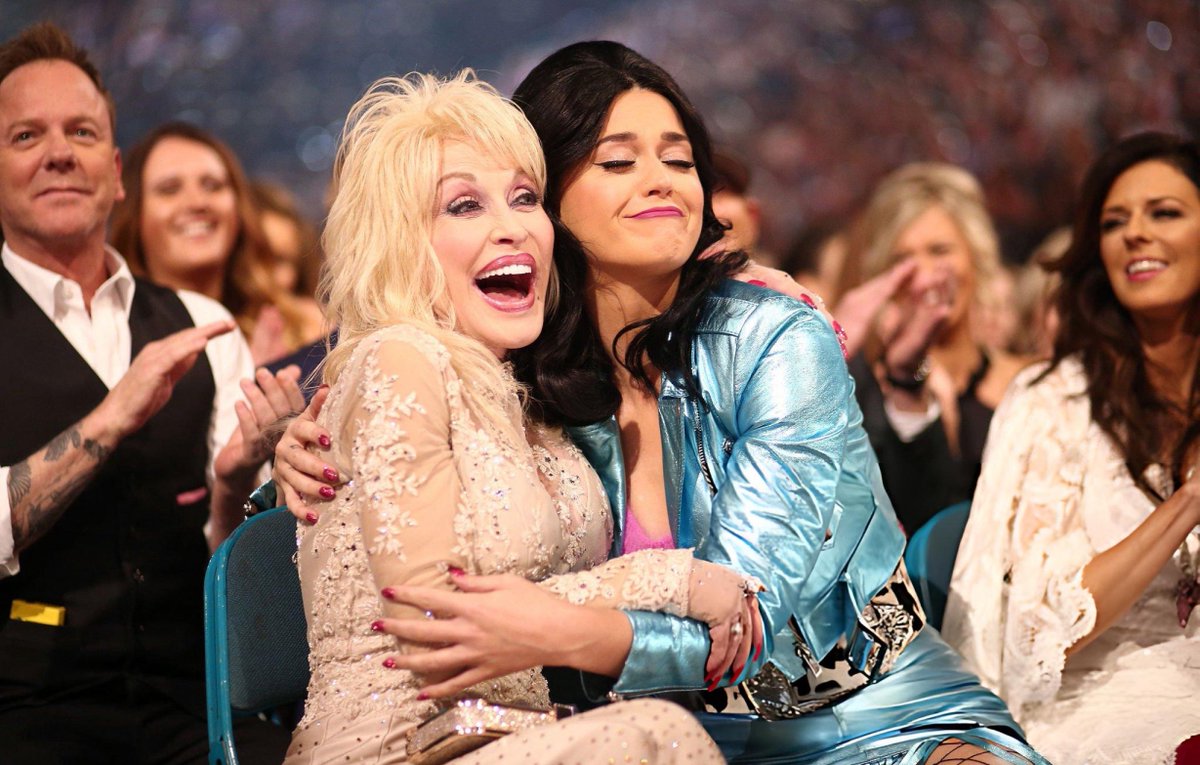 tudokatysite's tweet photo. Katy Perry sobre Dolly Parton em recente entrevista:

“Ela era uma luz tão especial. A luz dela ecoa e vai continuar ecoando para sempre, e agora vai brilhar ainda mais forte. E todo o trabalho filantrópico que ela fazia, todo o trabalho de alfabetização com crianças, mandando livros para elas… eu não sei se todo mundo entende o quanto isso é gigantesco. Eu tive a chance de passar um tempo com ela, e ela era demais, super engraçada. Foi incrível. Parecia que ela nunca tinha um dia ruim, e se tivesse, ela simplesmente fazia uma piadinha sobre isso. Ela era um anjo na terra. O legado dela é um exemplo a ser seguido para sempre. Acho que vai continuar crescendo. Todo mundo deveria se espelhar nela… ela é a régua.”