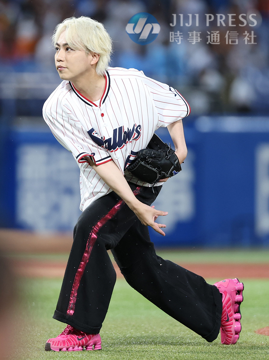 jiji_shashinbu's tweet photo. プロ野球・ヤクルトー巨人の始球式に７人組グループＩＭＰ．の横原悠毅さんが登場しました。
#横原悠毅 https://t.co/7nwkxNdK6d