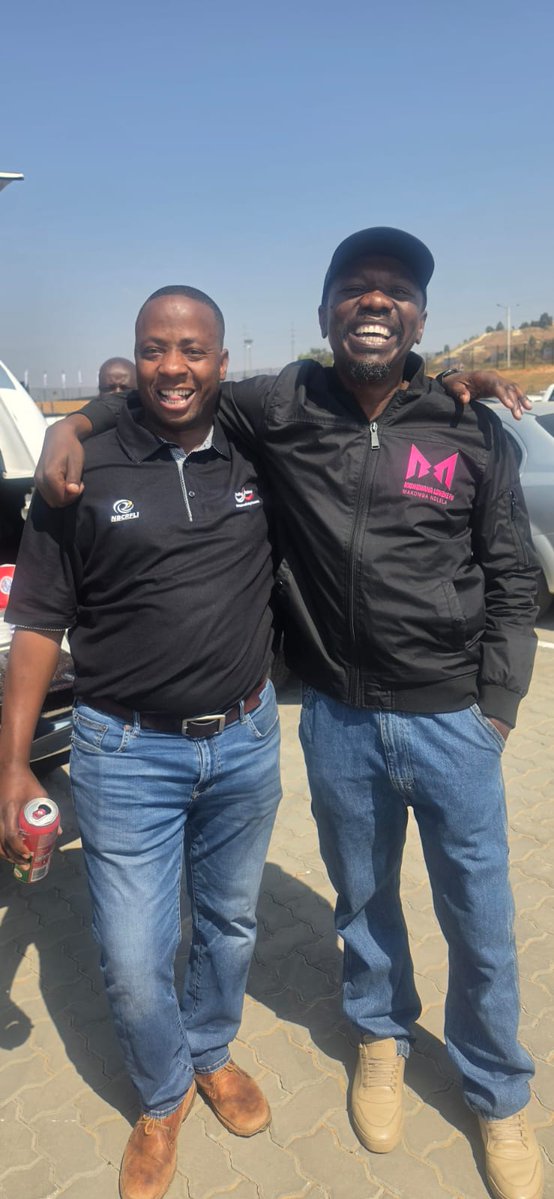 SimonMthombs's tweet photo. @Munghana @phaphamamlfm @ConnyMikateko @ThatXolaniGuy Dankie sesi @ConnyMikateko ni hlangane na vona https://t.co/6TcPLRB7jq