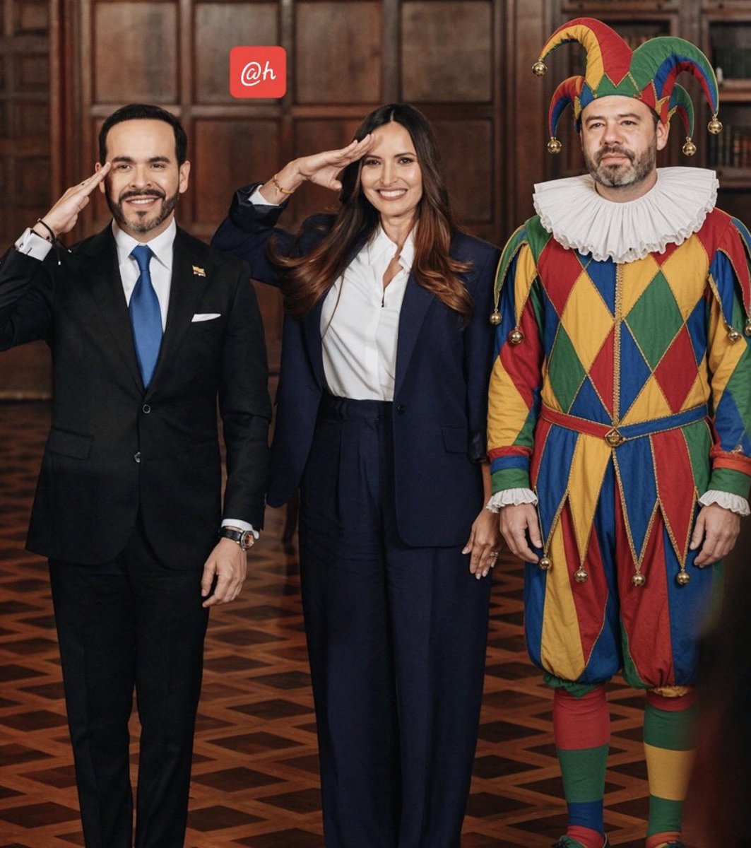 Notiparaco's tweet photo. Tan pero tan inútil es @CarlosFGalan Que AbeNARCO le puso de jefe una más torpe que él y el muy idiota lo felicita.

Ahh pero el imbécil le peleaba a Petro por la “independencia del distrito” y que no se metiera en asuntos de la ciudad

MEQUETREFE https://t.co/2nwHcjClV9