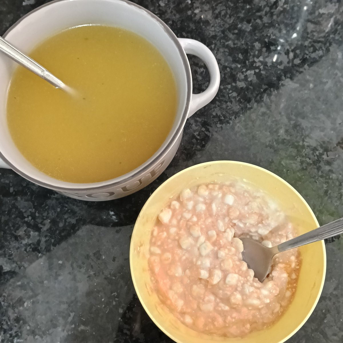 curvedmolar's tweet photo. lame ass lunch while i literally babysit my grandpa n sister (mom n grandma are out rn). if i hadn't prepared anything for them they would've starved. i feel selfish for thinking this way but they're BOTH so similar to my dad omfg 😭😭😭

173 cals 20g protein https://t.co/HHYeCqvjLv