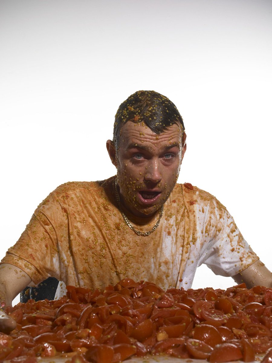 archivedamon's tweet photo. a lot of tomatoes falling on damon https://t.co/LfS6xTvBkb