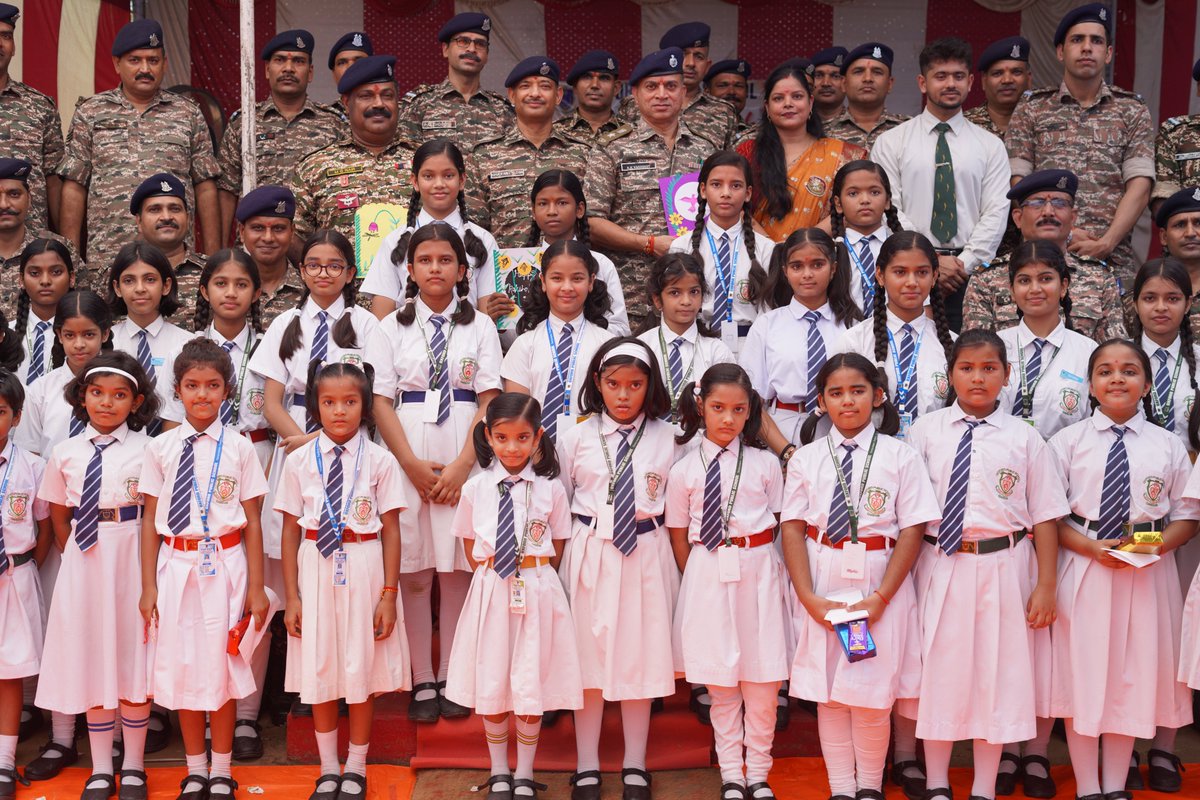 172BNCRPF's tweet photo. #RakshaBandhan Celebration at #172Bn CRPF,#Garhwa

Teachers and students of Oxford School celebrated Raksha Bandhan with #CRPF personnel by tying Rakhis and sharing the beautiful bond of brotherhood. As a gesture of affection, the Jawans reciprocated with gifts and chocolates. https://t.co/OB0OANkU40