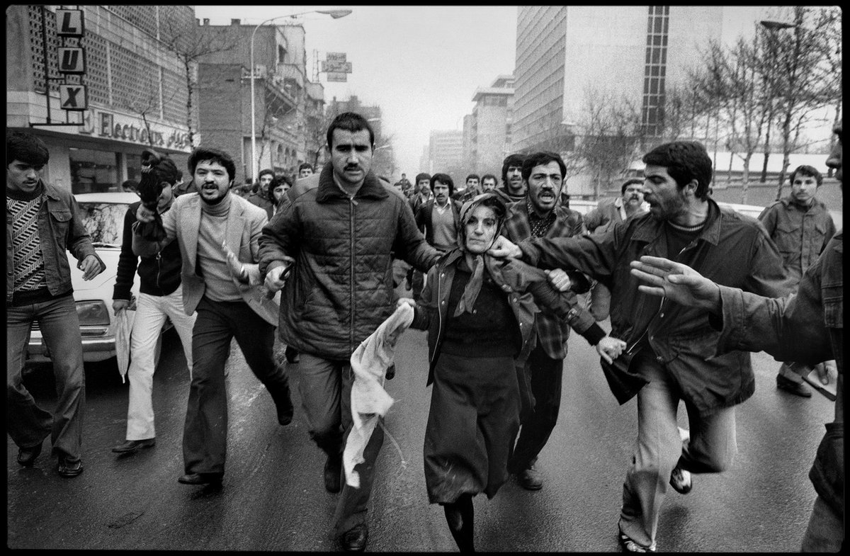 TheHoushidar's tweet photo. تهران، ایران، پنجشنبه ۵ بهمن ۱۳۵۷. پس از برگزاری تظاهراتی در حمایت از قانون اساسی و شاپور بختیار، زنی که گمان می‌رود از حامیان شاه بوده است، در میان جمعیت انقلابی محاصره و مورد هجوم قرار گرفته است.

Photo © Abbas/Magnum Photos https://t.co/pYITpL06lW