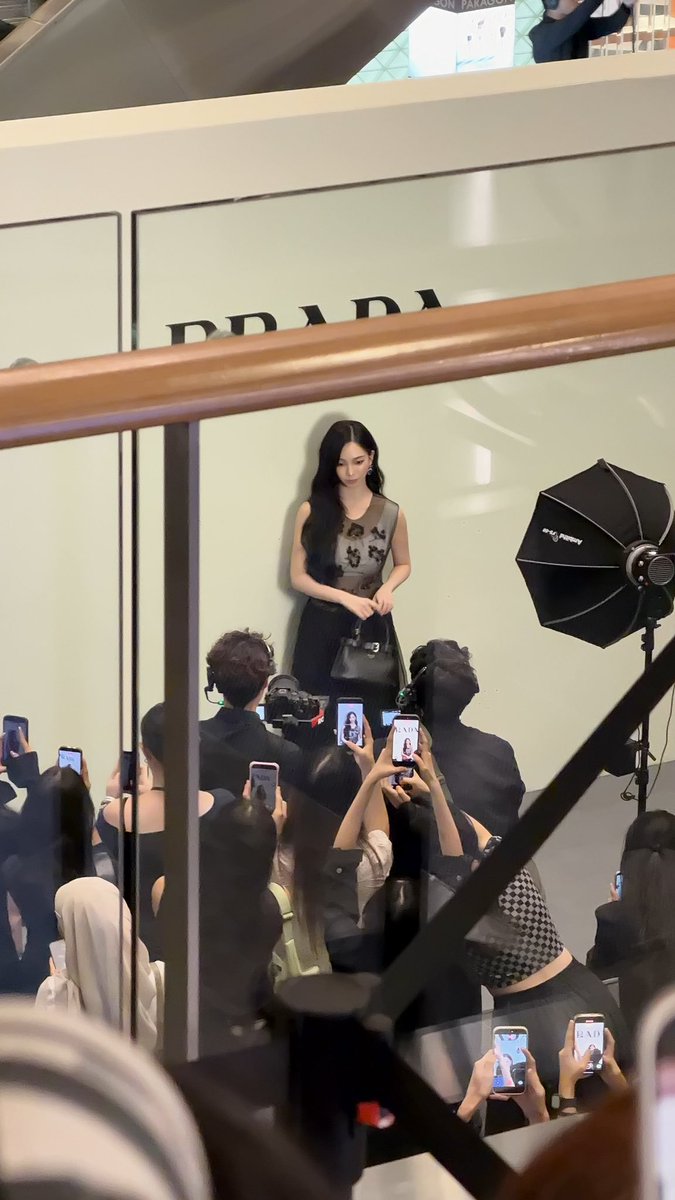 AESPA_TH's tweet photo. 260827 คาริน่าเข้าร่วมอีเวนต์เปิดร้าน Prada Paragon Store Opening ในสิงคโปร์วันนี้ค่ะ 💙

KARINA PRADA SINGAPORE OPENING
#KarinaxPrada https://t.co/EU8mpyrFOg