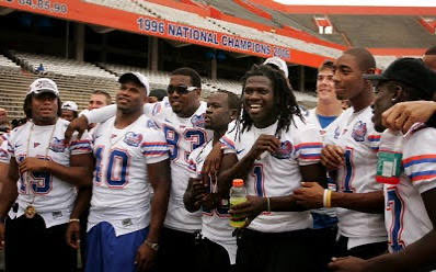 CoachDBaker81's tweet photo. Thanks Steve @FAMOGANG365 401-402, picture brought back memories 🥹. We all had one goal and one plan but God had a PLAN FOR US ALL #SECchamps #NATIONALchamps #BCSchamps
#Brothers We made HIStory #Phil4:13 

The UNDERdogs!! Nobody thought we could win but us. Coach Meyer didn’t even think so and he admitted it years later 
✊🏾🙏🏾❤️💯🐊