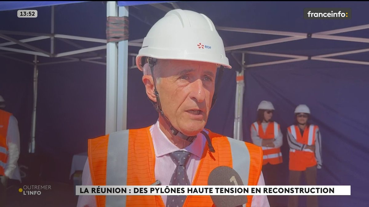 Dustar3's tweet photo. Il est quand-même plus drôle quand il se déguise Elie Semoun, avec son p'tit casque de chef de chantier là... #elie #semoun #franceinfo #sosie https://t.co/Qf0C8eyU4L