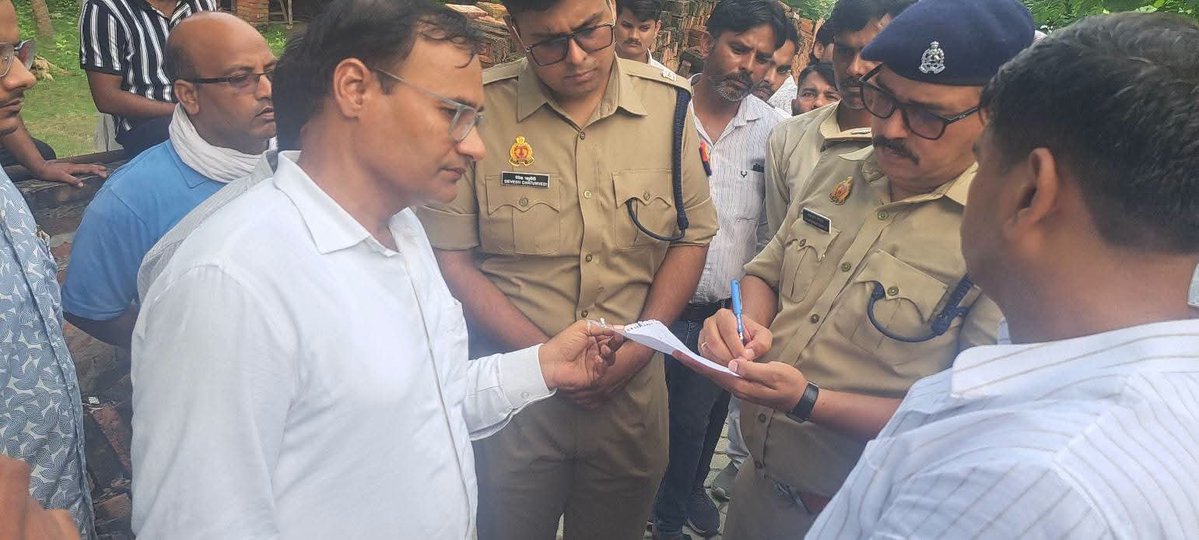 Youth_Army_IN's tweet photo. जंगलराज वाले उत्तर प्रदेश की जातिवादी सरकार में मुख्यमंत्री की बिरादरी वाले सामंतवादियों के हौंसले बुलंदी पर है । 
         अयोध्या के राम लगन मौर्य की सामंतवादियों द्वारा की गई नृशंस हत्या के बाद पोस्ट मार्टम के बाद पीड़ित परिवार के घर पर मौजूद #अपनी_जनता_पार्टी के पदाधिकारीगण .... परिवारीजनों को ढांढस बधाने के बाद SP सिटी अयोध्या से बात कर कड़ी और सुसंगत धाराओं ( इक्सप्लोसिव ऐक्ट , आर्म्स ऐक्ट और  NSA )को बढ़ाने पर मजबूती से पक्ष रखा गया .। 
साथ ही करणी सेना के शनि सिंह द्वारा मीडिया में परिवार को मिटाने की धमकी के खिलाफ एक प्रार्थनापत्र सौंपा गया...
#JusticeForRamlaganMaurya