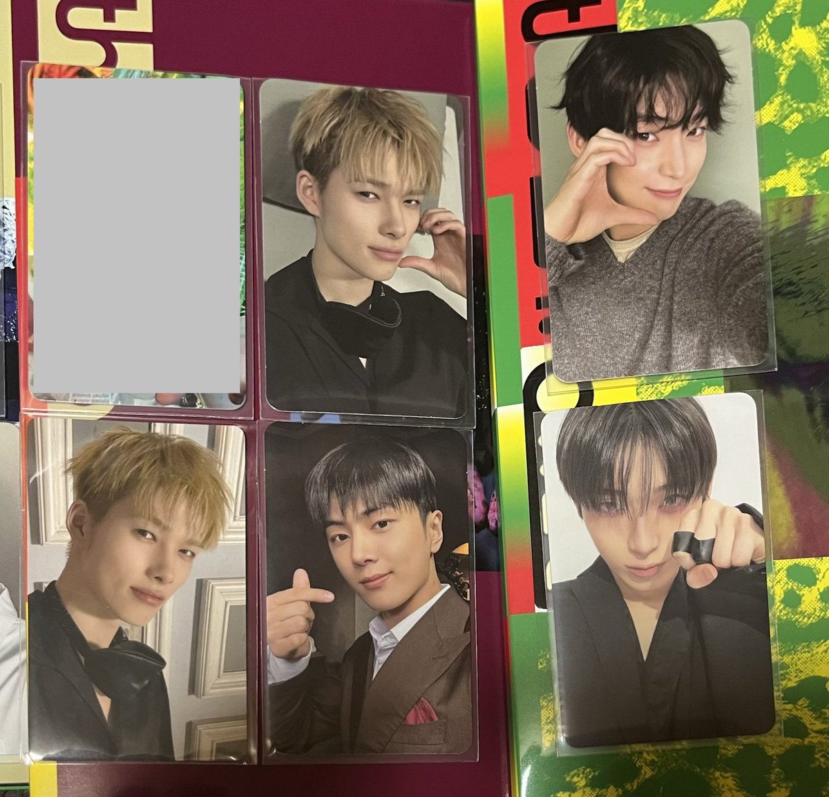 102_7nao's tweet photo. ENHYPEN THE SIN : BLISS トレカ交換

譲▶︎ジェイ、ジェイク、ソンフン、ソヌ、ニキ

求▶︎ジョンウォン  （過去トレカ可）

郵送での交換です📮

お気軽にお声掛けお待ちしております😊
 #ENHYPEN交換  #ENHYPENトレカ交換 https://t.co/6X5Uxbw6wl