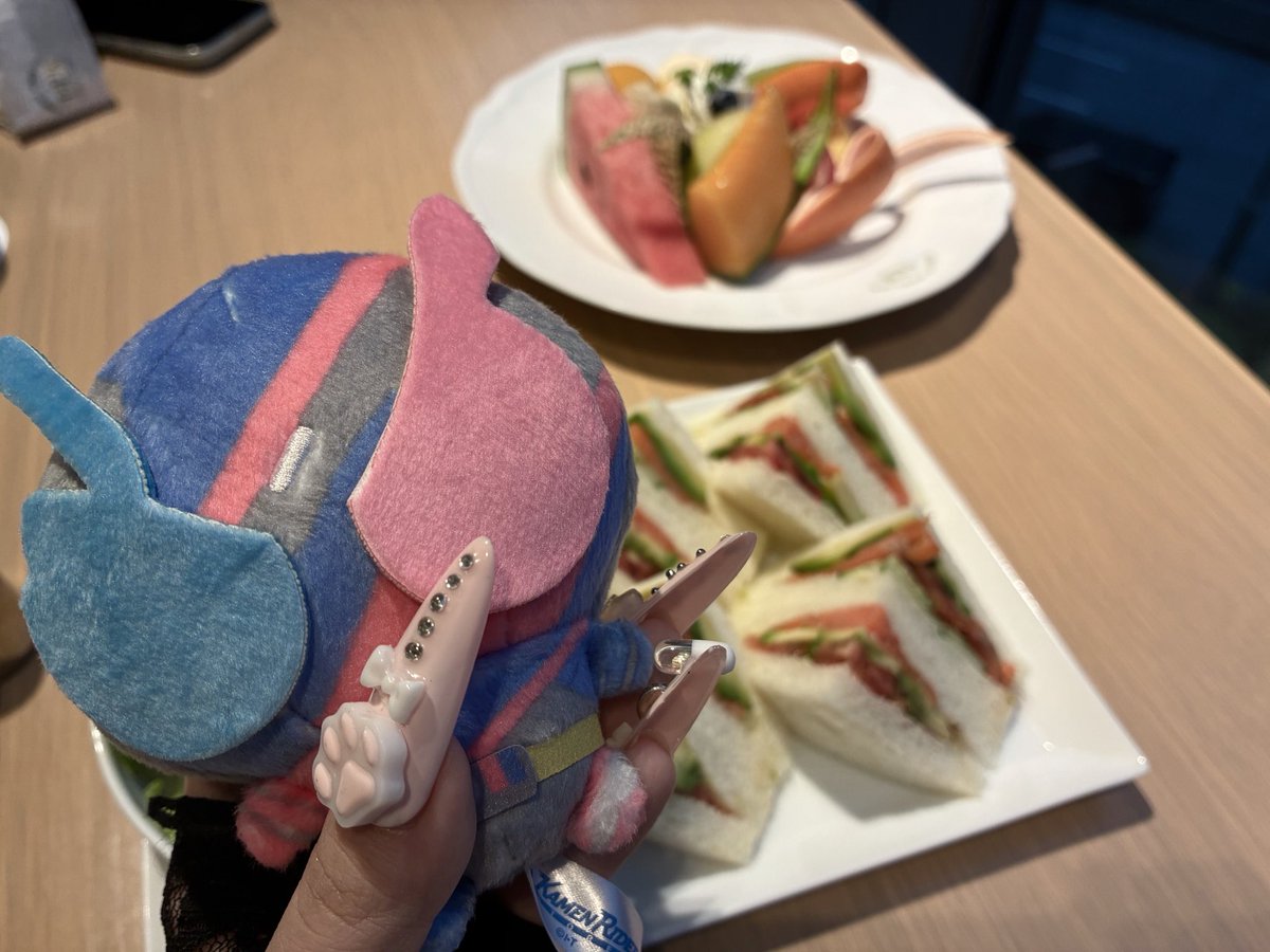 HowdyYume's tweet photo. 東京楽しかったえ〜…
憧れてた仮面ライダーストアまで行ってぬいGETしてホクホクした〜!!❤️💙ᵎ
もう…あまりのかっこよさに興奮……
ジョイポリスと同じビルのとこ、特撮玩具コーナーあってお連れのお姉さんに語ってしまった…🤦‍♀️🤦‍♀️🤦‍♀️🤍🤍🤍
あのお店で暮らしたい………… https://t.co/Pt9LvonhmR