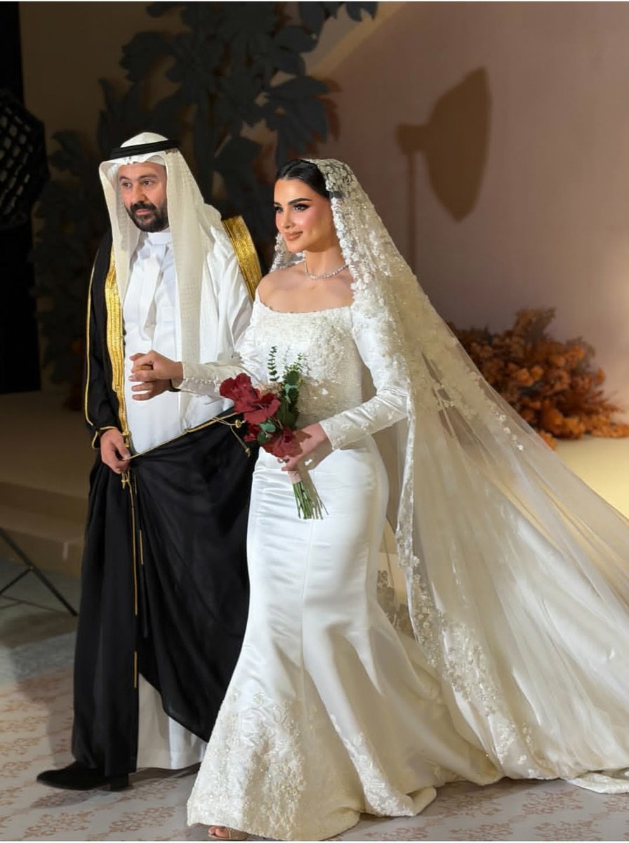 y137rw's tweet photo. 💍✨ تم اليوم بحمد الله عقد قران صانعة المحتوى والبلوجر الشهيرة مي البناء على رجل أعمال، في أجواء عائلية مميزة.

وقدم لها  مهرها بلغ 5 ملايين دينار، وسط فرحة كبيرة بهذه المناسبة السعيدة. 🥹🤍

ألف مبروك للعروسين، ونسأل الله أن يبارك لهما ويجمع بينهما على خير وسعادة. 💐💍 https://t.co/xhoBmNyXBS