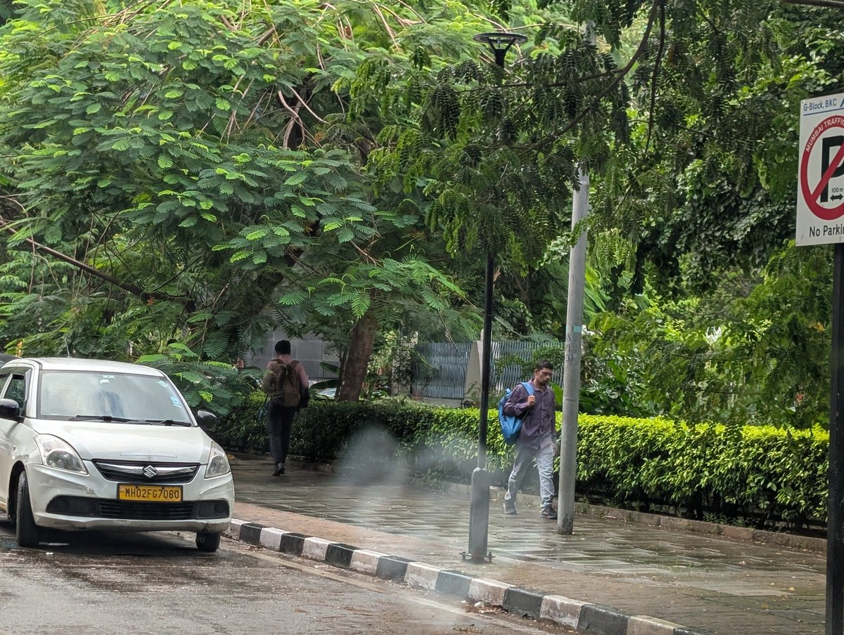 priyansh24's tweet photo. @mybmc @MTPHereToHelp half the bkc traffic problems will be solved if such folks are penalised. The blatancy by these cars to park right under the no parking signboard shows the disrespect. Please find and enforce strictly #bkc #mumbaitraffic https://t.co/UiIGaQWSHJ
