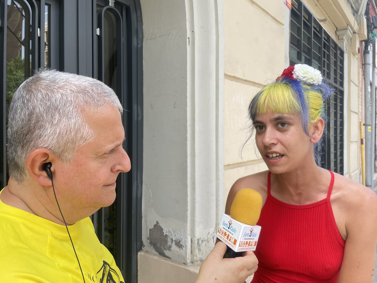 ViictorGuerra's tweet photo. La darrera parada del matí de la unitat mòbil és al Refugi de l'Horta Alliberada, per repassar l'activitat de la Festa Major Alternativa de Sants!! 📻🚐

Algunes persones estan gaudint d'un vermut amb musiqueta i a les 14h hi tindrà lloc una paella popular totalment gratuïta. 🥘 https://t.co/SZp29SjrYr