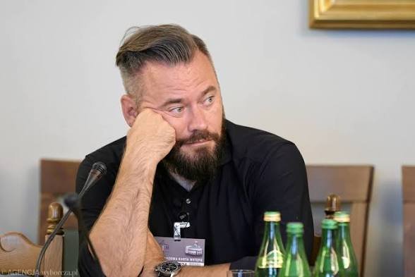OskarWawa_1916's tweet photo. Jego też by mogli obudzić o 6 rano. https://t.co/SNFQPcSKvZ