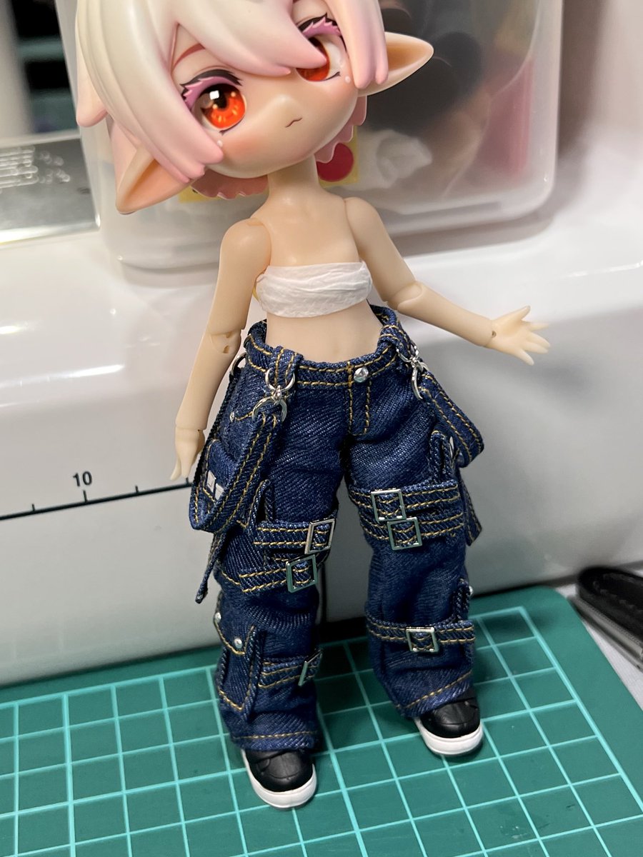 uekarayomu's tweet photo. 謎ベルトなデニムパンツ作った👖
調子乗ると更にベルト盛りたくなる https://t.co/6msFlEeebT