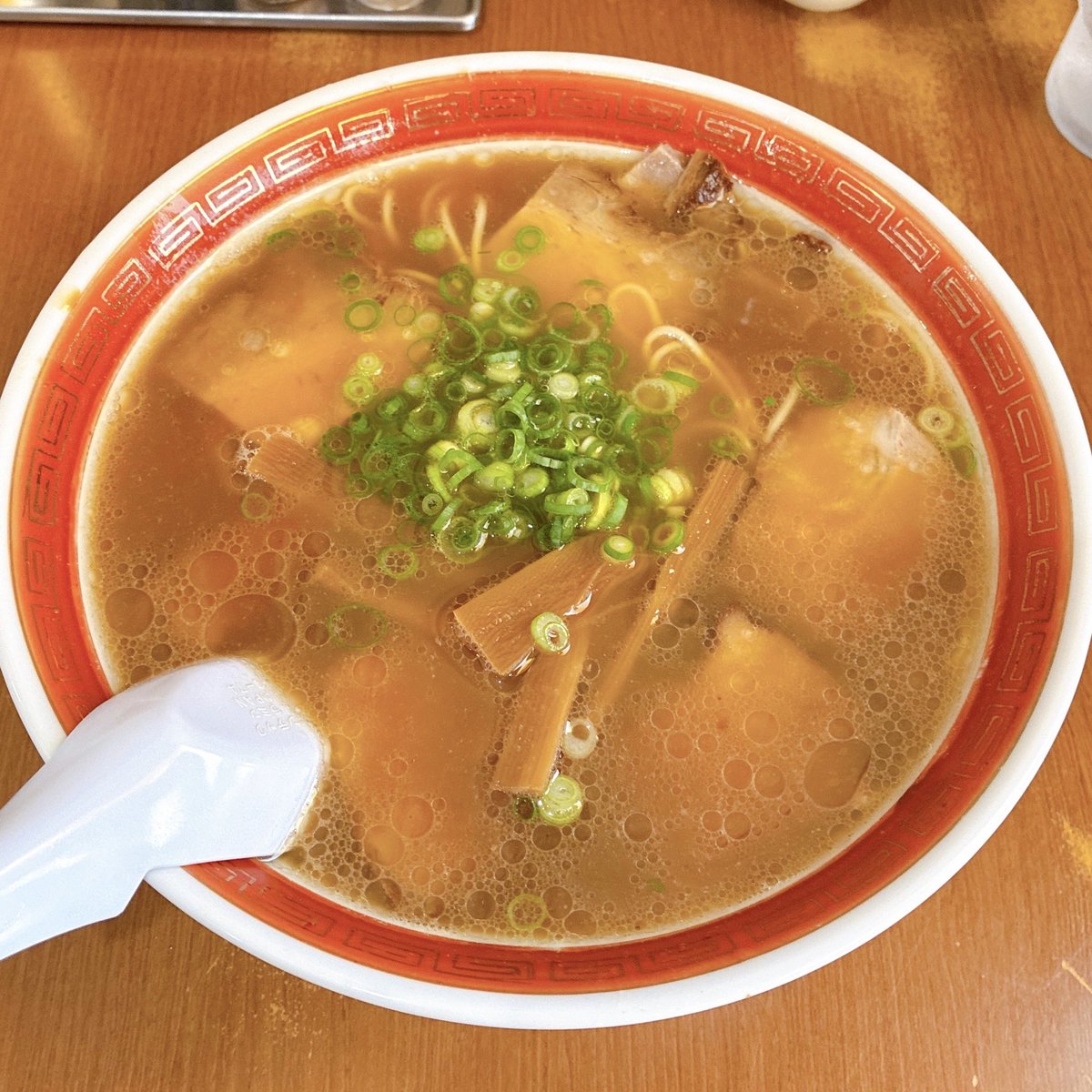 degitalkingyo's tweet photo. 岡山「中華そば山冨士」

豚骨醤油×中細ストレート麺の岡山ラーメン王道のお店。見た目以上にスッキリした豚骨醤油で食べやすく、スープのコクと旨味が癖になるラーメン🍜 https://t.co/y8XwOujq91