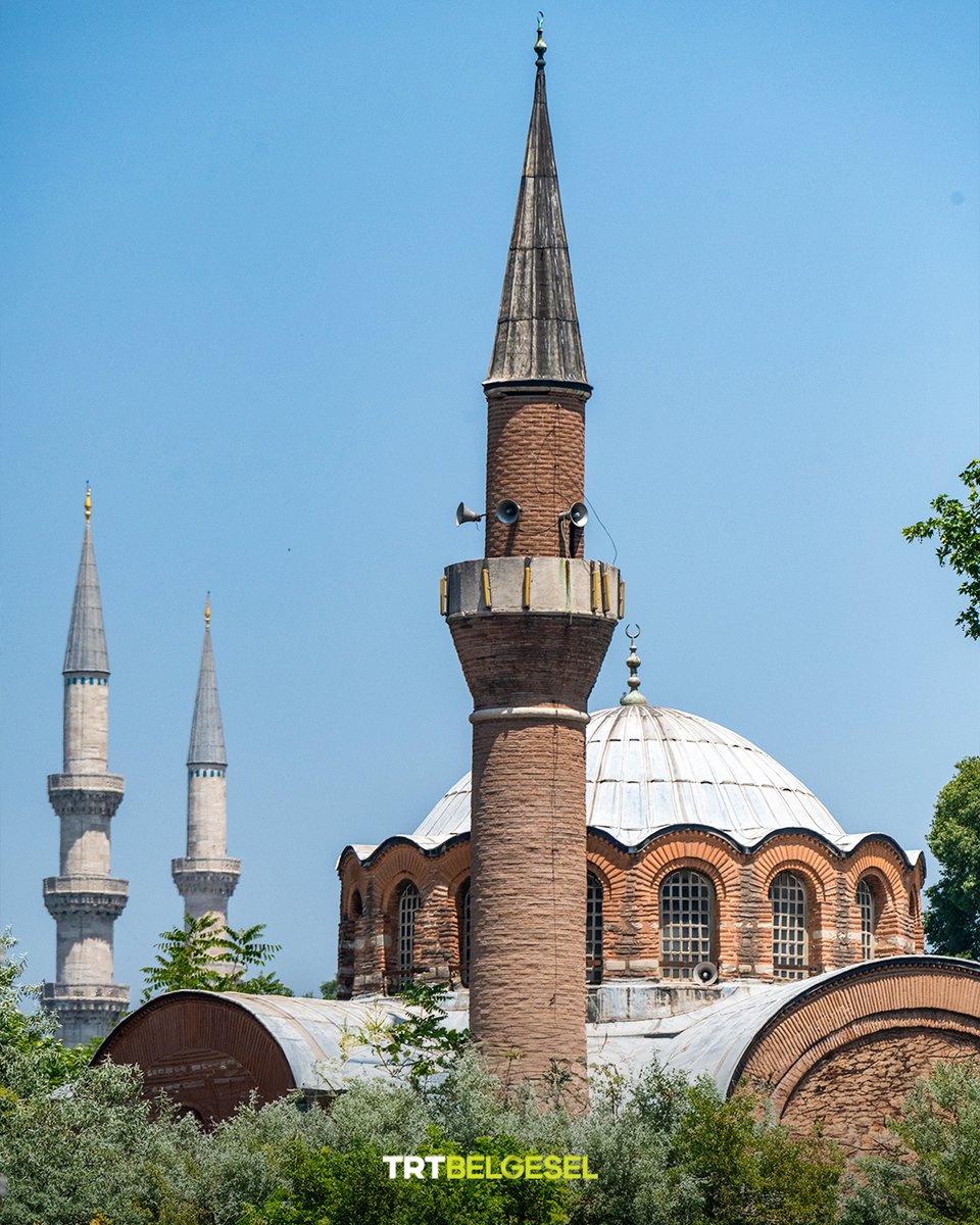 TRTBelgesel's tweet photo. Hem Bizans hem de Osmanlı mirasını bir arada taşıyan Kalenderhane Camii, İstanbul’un fethinden sonra Fatih Sultan Mehmed tarafından Kalenderî dervişlere tahsis edilmiş ve bu tarihten itibaren “Kalenderhane” adıyla anılmaya başlanmıştır.

Kiliseden camiye dönüştürülen yapı, farklı dönemlerde farklı amaçlarla kullanılmış; bu çok katmanlı geçmişi, mimarisine zengin bir çeşitlilik kazandırmıştır.
