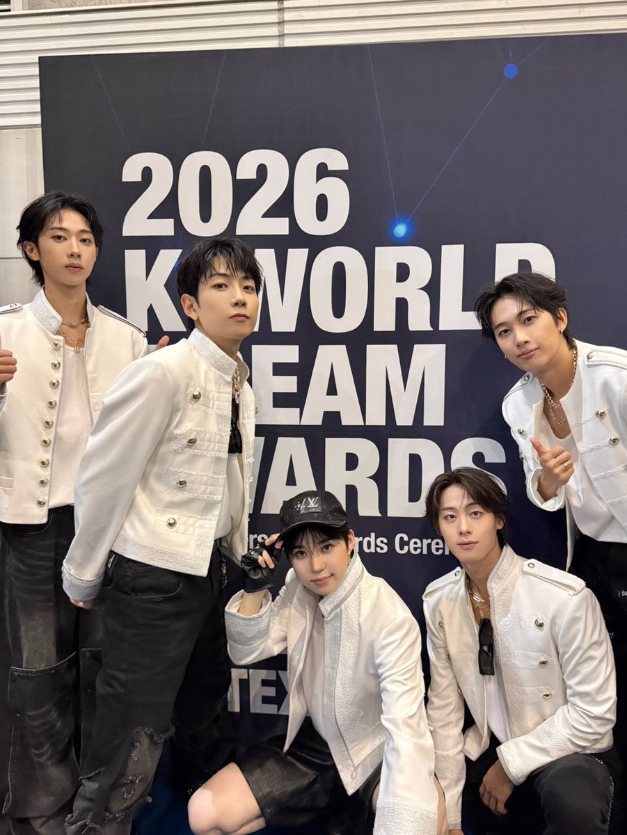 HFU_official's tweet photo. [📸] 2026 K-WORLD DREAM AWARDS

이번 2026 K-WORLD DREAM AWARDS에서 베스트 밴드 아티스트 상을 수상했습니다🏆✨

뜻깊은 상을 받을 수 있어 정말 기쁘고 영광입니다!
언제나 한결같은 사랑과 응원을 보내주시는 RaSiDo 여러분 덕분에 받을 수 있었던 소중한 상���니다💕

앞으로도 좋은 음악과 멋진 무대로 보답하는 Hi-Fi Un!corn이 되겠습니다!
진심으로 감사합니다❣️

#HiFiUnicorn #ハイファイユニコーン #하이파이유니콘 #HFU