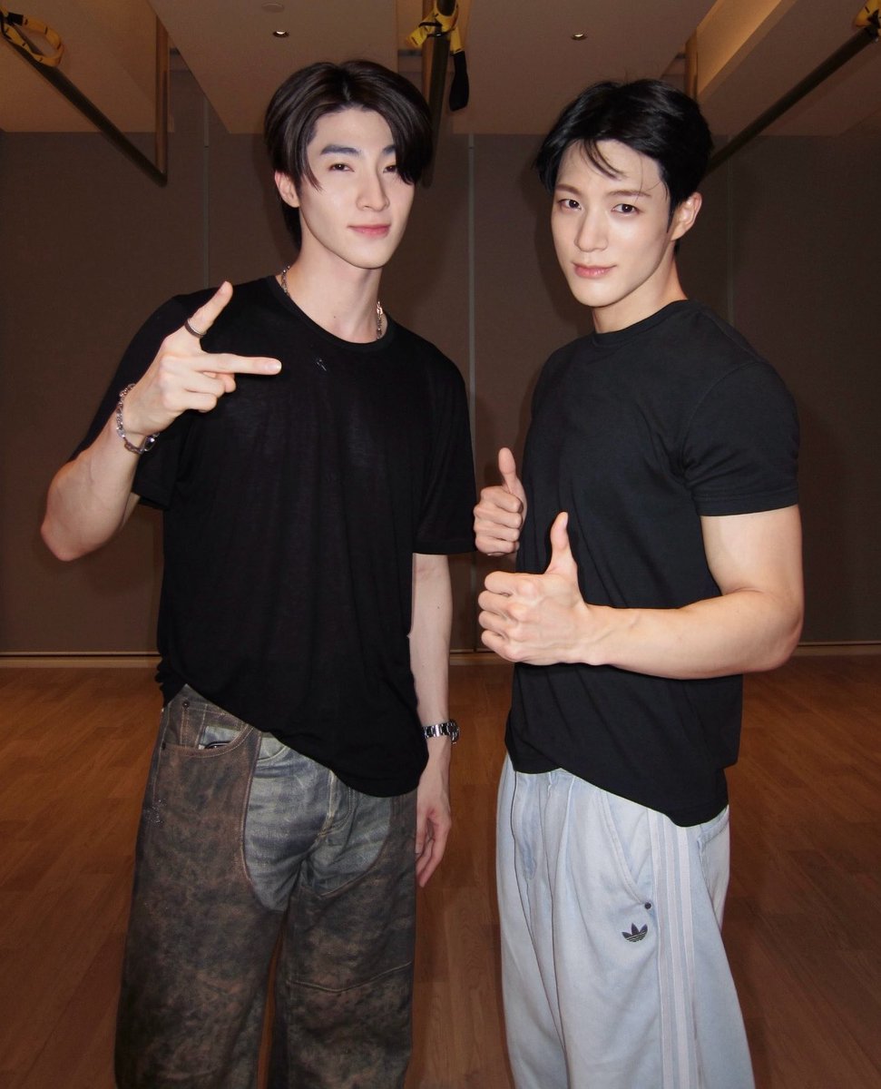 apicecheeses's tweet photo. เจโน่กับบลูคือมากกก หล่อแพ็คคู่ ขอคนเข้าใจㅠㅠㅠ https://t.co/sg9Sd8i7u8