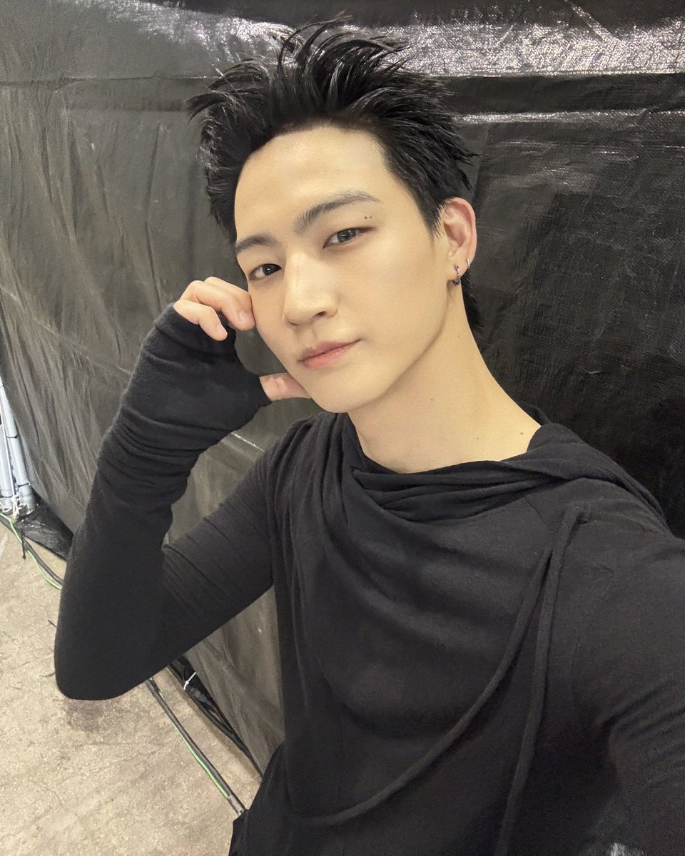 mydef_mysoul's tweet photo. ข้อความจาก POP #JAYB #GOT7 

🌊 อ่า...แต่วันนี้มันรู้สึกแปลกๆเหมือนกันนะ นี่เป็นครั้งแรกที่ไปงานประกาศรางวัลคนเดียว พอไม่มีพวกเด็กๆ (GOT7) อยู่ด้วยก็รู้สึกแปลกๆหน่อยครับ...ㅋㅋㅋ

🌊 มันเหมือนกับตอนอยู่ในห้องพักศิลปินแล้วพูดว่า “ทุกคนไปกันเถอะ” แล้วพอหันกลับมาคือผมอยู่คนเดียวแบบนั้นหนะ ㅋㅋㅋ