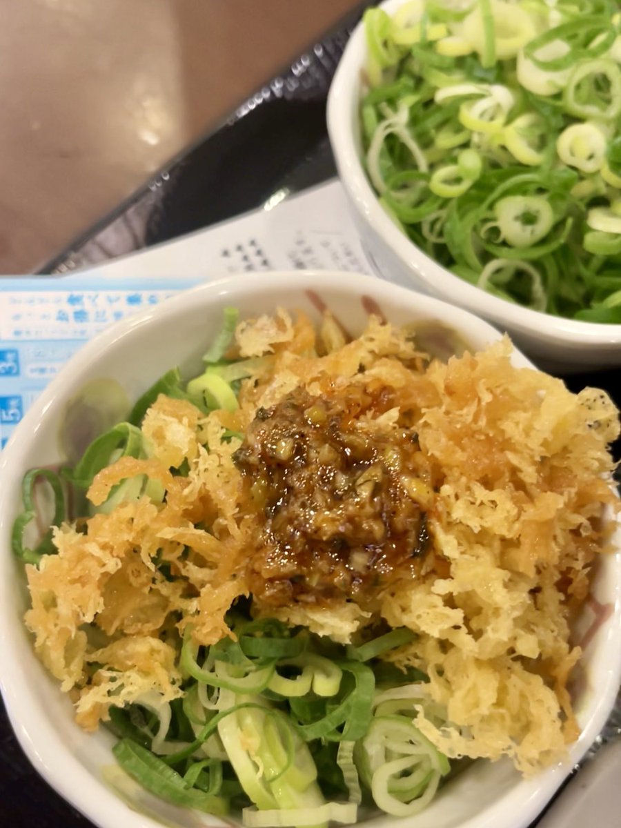 ra_men_hakase's tweet photo. 千葉【丸亀製麺 千葉C-ONE】
旨塩うどん［大］780円
ジャンボカニカマ天 210円
ちくわ磯部天ハーフ 120円
久しぶりに冷たいうどん！
スープも美味い！
そのままでも美味いけどいろいろアレンジ
青ねぎ、わかめ、天かす、生姜
しび辛ラー油は初！
結構辛めでうまい！
ごちそうさまでした😋 https://t.co/b88SfeW92m