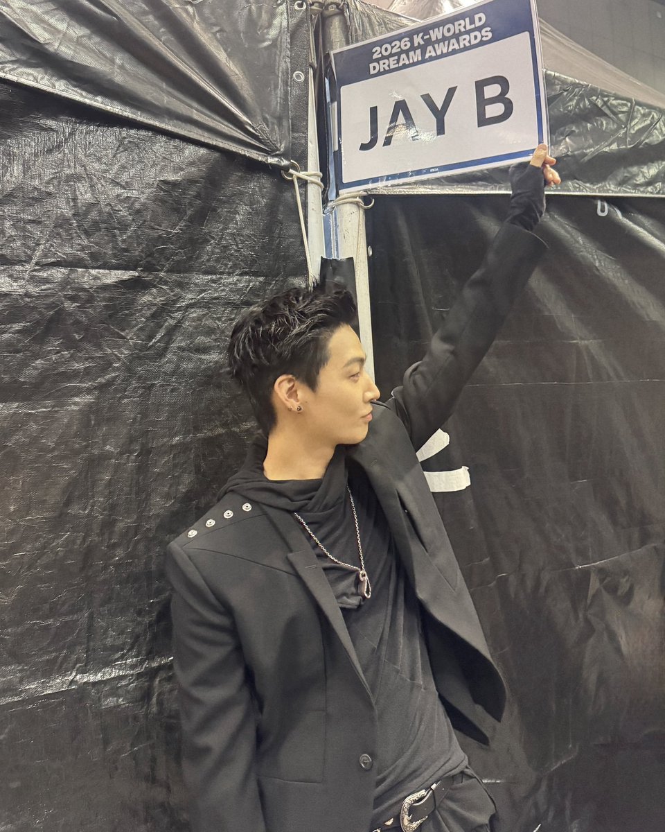 mydef_mysoul's tweet photo. ข้อความจาก POP #JAYB #GOT7 

🌊 อ่า...แต่วันนี้มันรู้สึกแปลกๆเหมือนกันนะ นี่เป็นครั้งแรกที่ไปงานประกาศรางวัลคนเดียว พอไม่มีพวกเด็กๆ (GOT7) อยู่ด้วยก็รู้สึกแปลกๆหน่อยครับ...ㅋㅋㅋ

🌊 มันเหมือนกับตอนอยู่ในห้องพักศิลปินแล้วพูดว่า “ทุกคนไปกันเถอะ” แล้วพอหันกลับมาคือผมอยู่คนเดียวแบบนั้นหนะ ㅋㅋㅋ