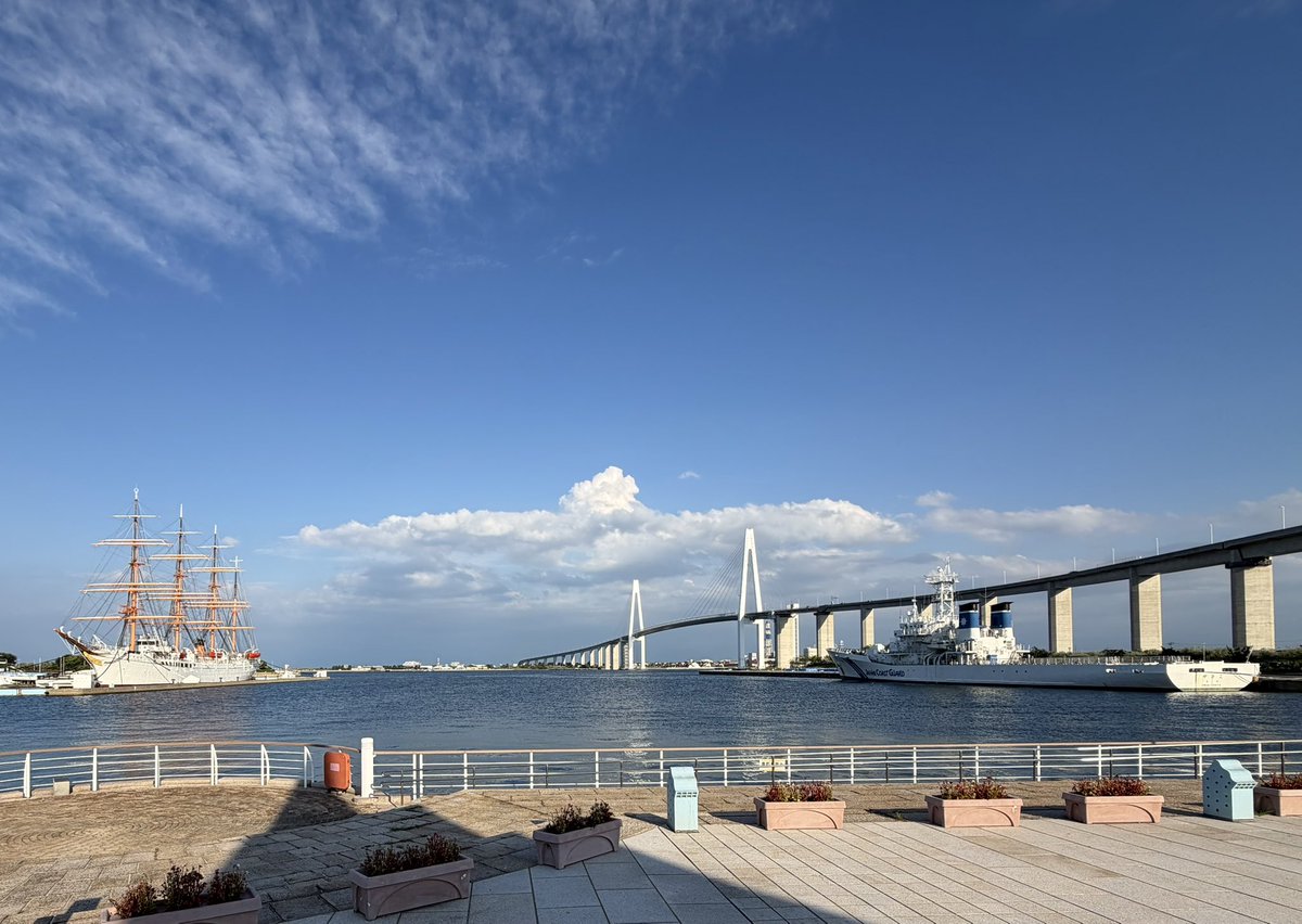CalmLanguagesLb's tweet photo. The sea makes me calm.
A bridge makes me wonder what lies beyond.

Maybe that’s why we never get tired of looking at either. 🌊

#MorningCalm #OceanView #BridgePhotography #SlowLiving #JapanScenery https://t.co/KHnkiOk5KX