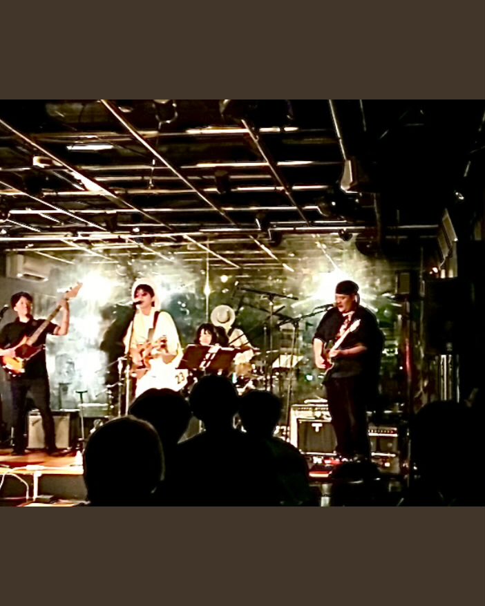 EmptyCComplex's tweet photo. 26/8/22(土)酒音祭🍶
風街亭とONE LOVEでの２ステージ🎸
Thank you !

E.C.C.演奏曲
①リトルシンガー(オリジナル新曲 音源未発表)
②音楽ノイローゼ
③夏メロウ
④ 始まりの唄
⑤我が愛しのロックンロール！

ALL SONGS BY E.C.C.
※オリジナル曲はyoutube &amp;各種サブスク公開中
#バンド #ECC #酒音祭 https://t.co/uuOEt4Xq1v