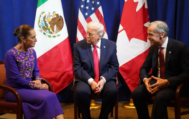 24_70xu's tweet photo. 🇺🇸 Trump and his advisers are the dumbest gang in the USA. 

Trump started a trade war with 🇨🇦 Canada and 🇲🇽 Mexico.

The key point is that Mexico and Canada are by far the two biggest customers of the United States. Together, they account for around 36% of all US exports.

And yet Trump decided to start a trade war with two of America’s biggest customers. 

It almost seems like Trump doesn’t care about American interests at all. 🤣🤣

MAGA really chose this guy to lead America. What a joke. 🤣