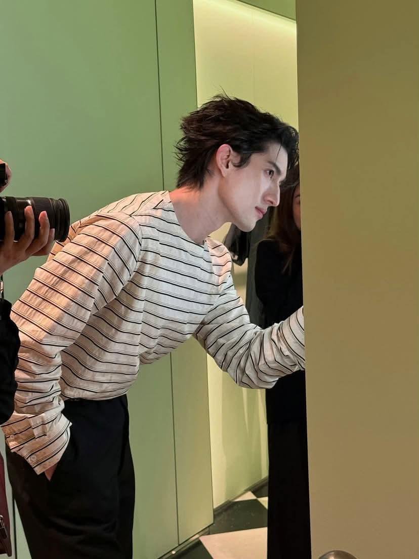 Pookiegansta's tweet photo. Was down with fever, but how can I stay away when Sun Zheng is looking like THIS.
Even before the program started, Tong Tong knew many people would have their eyes on his man, so he watermarked him with REPORT. Possessive husband behavior from the very beginning 
#AydenSngXPrada https://t.co/fbyhm0mhfr