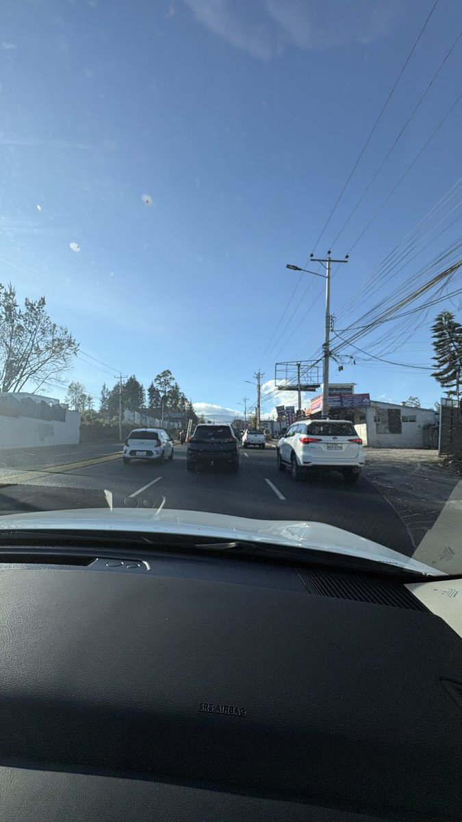 LuciaF81C's tweet photo. @AMT_Quito Primer semáforo de la vía Puembo Pifo ocasiona gran congestión vehicular, programar bien. https://t.co/dVoy1yImD1