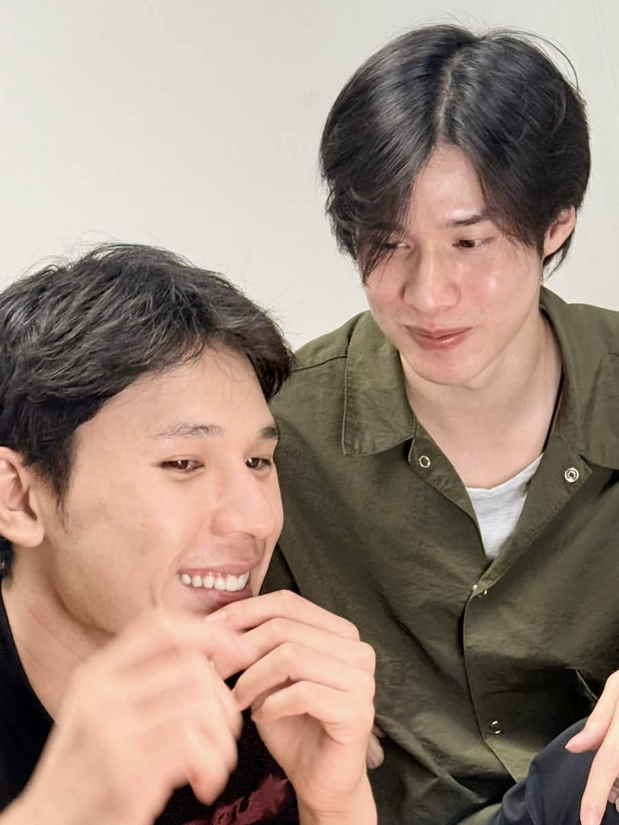 FlowerBoyTH's tweet photo. ไลฟ์ให้มองจอ แต่บี๋มองอะไร [?]
อ๋ออ มองป๊า
@pearlpooo @peakpeemapol 

#pearlpeak #เพิร์ลพีค
#pearlpooo #peakpeemapol https://t.co/akcb8YV1gA