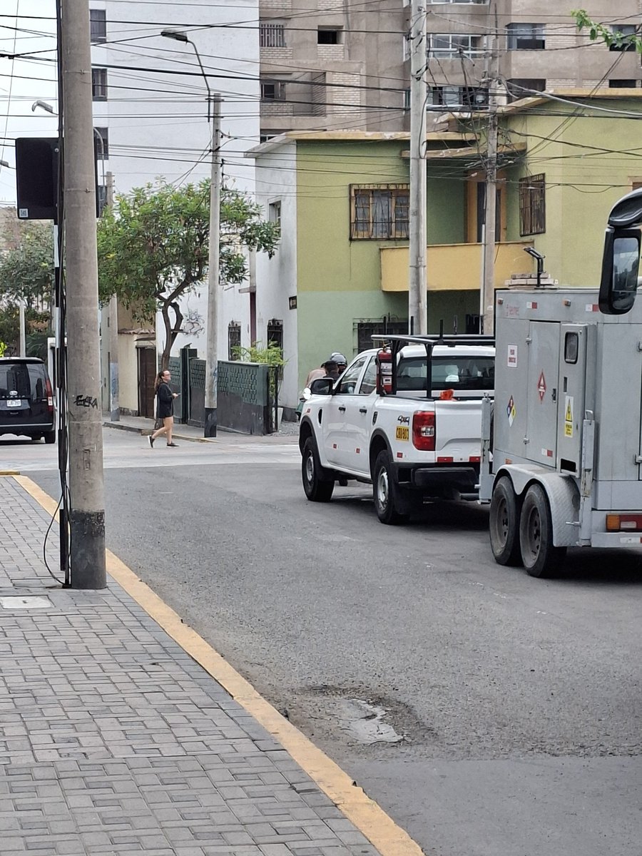 RAULRAMIREZJARA's tweet photo. Ocharan cdra 1 @MuniMiraflores con 2 señaleticas de prohibido estacionar, pero letra muerta y dos motociclistas de la @PoliciaPeru custodiando la irregularidad. @elcomercio_peru https://t.co/Bz7tZi1XBr