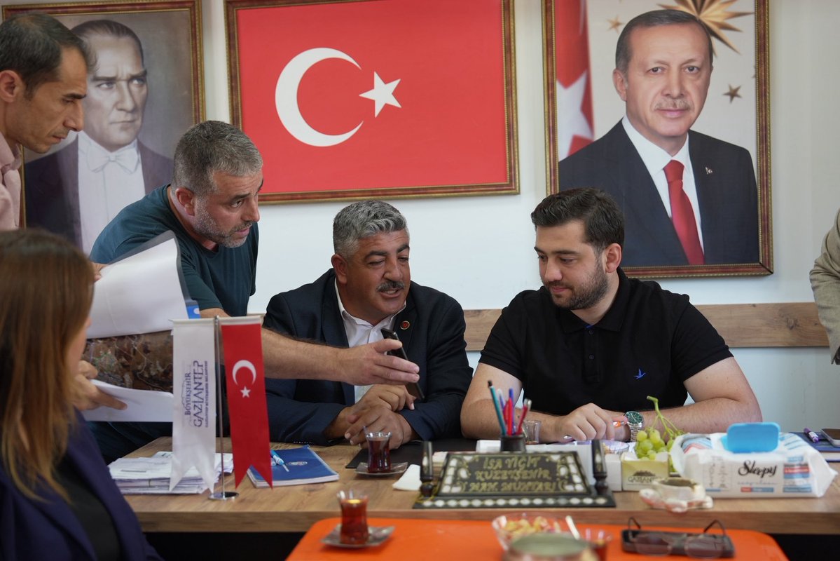 avyaseminkaraca's tweet photo. 📍 Kuzeyşehir Mahallesi | Muhtarlık

Kuzeyşehir Mahalle Muhtarımız İsa Yiğit’i ve kıymetli hemşehrilerimizi muhtarlık binamızda ziyaret ettik.

Gaziantep Milletvekilimiz Sayın Av. Mesut Bozatlı Şehitkamil ilçe Başkanımız Sayın İsmail Güler, il, ilçe yönetim kurulu üyelerimiz ve Şehitkamil Belediye Başkan Yardımcımız Sayın Hülya Kılıç ve kıymetli teşkilatımız ile birlikte mahallemizin ihtiyaçlarını, vatandaşlarımızın talep ve beklentilerini yerinde dinledik. 

@fmfedaioglu 
@FatmaSahin 
@ismailguler027 
@kilichulya_
