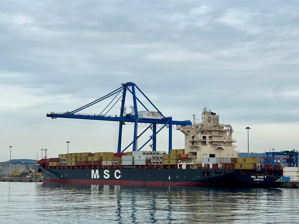 BilbaoPort's tweet photo. 💡 Did you know that the Port of Bilbao has direct connections with the west coast of South America and Canada? 

Two direct weekly transatlantic freight services operated by @MSCCargo cross the Atlantic Ocean carrying containers 🚢 

🌍 The Dominican Republic, Colombia, Panama, Peru and Chile are now closer than ever. 

We support companies in their international expansion 🚀 

#BilbaoPort