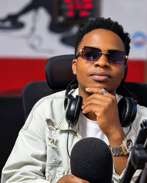 ENERGY888FM's tweet photo. Twageze muri wamwanya mukunda !!!!📷📷📷
It’s time HIT OF THE DAY.

MC TIZZO Nahageze.

Tugeze mu makuru y’imyidagaduro arimo kuvugwa hirya no hino:

 Minisitiri Utumatwishima yagaragaje amasomo 3 urubyiruko rukwiye kwigira kuri Ambassadors of Christ Choir.

 Harmonize yateguje album yakozweho n’abarimo Element EleéeH.

 Rj The Dj akaba ariwe  Dj wa Diamond agiye gususurutsa abanya Kigali.

 Impamvu Dolly Parton yapfuye nta bana afite.

 Kehlani yasubitse ibitaramo bye kubera uburwayi.

Nandi menshi ni kuri 88.8FM, 107.3FM&90.3FM.

#SHOWBIZ #HITOFTHEDAY. #ENTERTAINMENT #MC_TIZZO #ENERGYRADIO