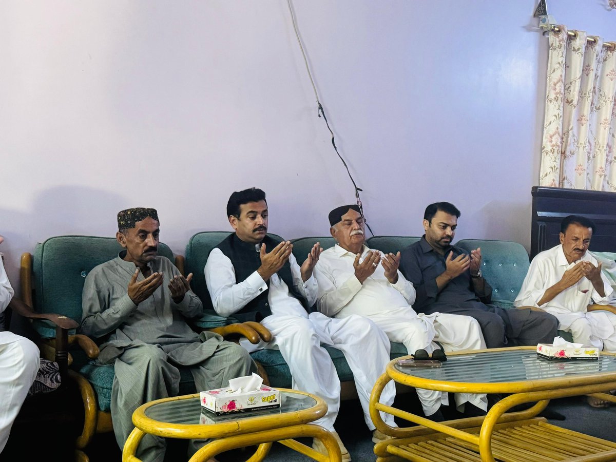 KashifShoroPPP's tweet photo. Offered condolence with Sher Palari and Gulsher Palari on the sad demise of their mother at Kalhora Colony along with Abdul Ghafoor Dars, Zahoor Ahmed Lakhan, Babu Palari and other dignitaries. May Allah Almighty grant the deceased the highest place in Jannat-ul-Firdous and give the bereaved family strength and patience. Ameen.