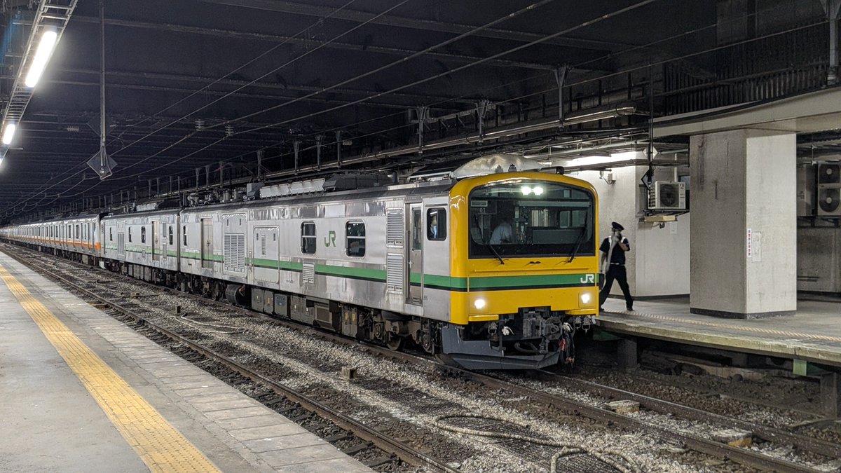 tonic_shape83's tweet photo. 8/27
配9745MはE493系01編成牽引、E233系青662編成、P525編成です。長岡駅に2043に到着、2044に発車しました。
 #E493系  #E233系 https://t.co/Zx7Untg2BF