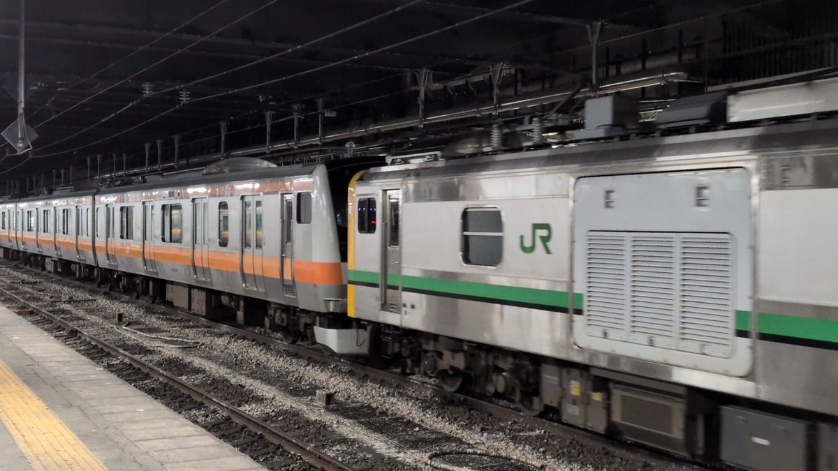 tonic_shape83's tweet photo. 8/27
配9745MはE493系01編成牽引、E233系青662編成、P525編成です。長岡駅に2043に到着、2044に発車しました。
 #E493系  #E233系 https://t.co/Zx7Untg2BF