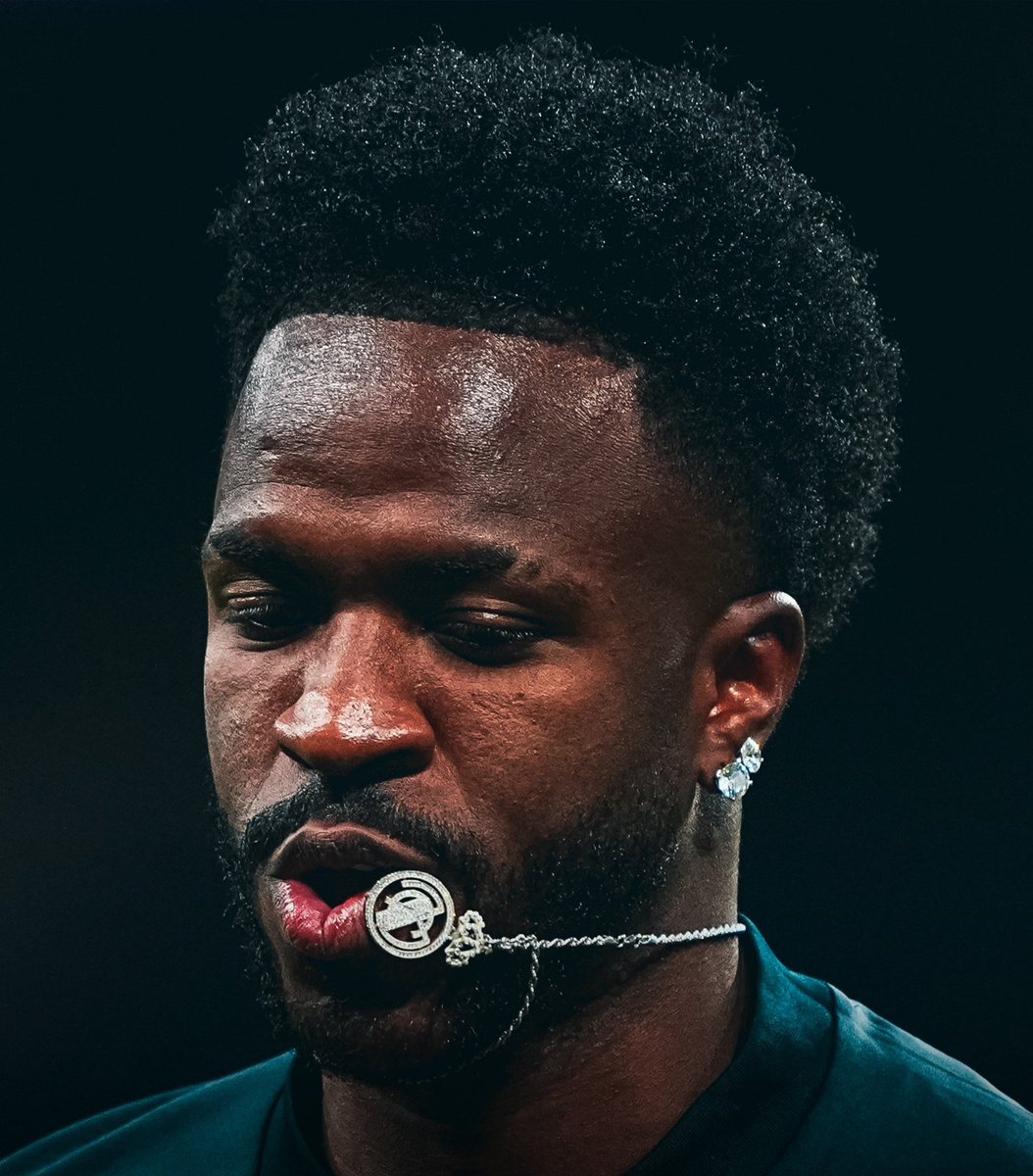 theMadridZone's tweet photo. Viní Jr. with his Real Madrid necklace. 💧 https://t.co/AQYvTUBz4S