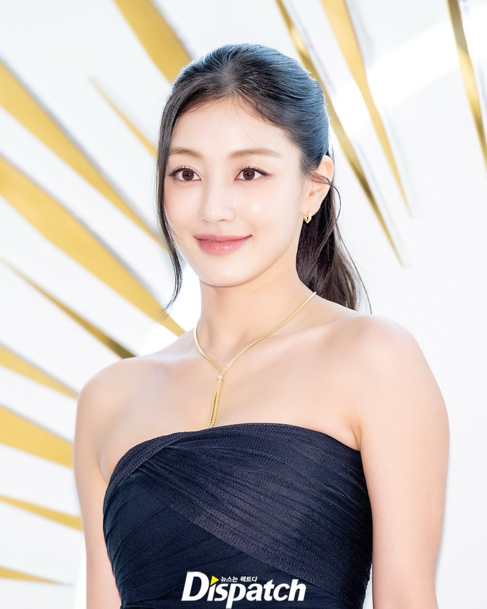oncetwicebra's tweet photo. PERFEITA! #JIHYO durante o evento da THE WHOO! 

#TWICE #트와이스 @JYPETWICE https://t.co/0FhnlmIv1U