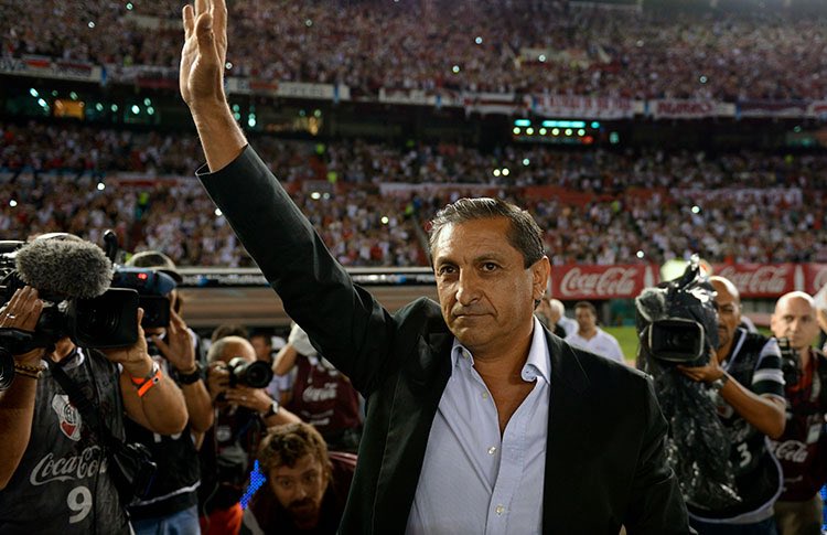 debate_millo's tweet photo. Si Ramón quiere venir, tiene que ser él. El único (sacando a Gallardo) con la espalda para bancar este momento, para gestionar un plantel de estrellas y con suficiente ADN riverplatense para saber lo que implica ser el entrenador del Club. Cada vez que vino, nos sacó campeones. https://t.co/hKQAE4OsV9