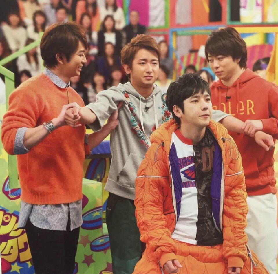 kim__chorong's tweet photo. VS嵐って毎週衣装のテーマカラーが決まってて、まとまってたりド派手だったり奇抜だったりの色とりどりの衣装を5人で着てたけど、パーソナルカラーをガン無視して全員ちゃんと似合ってたのすごいな https://t.co/PfkRNEnYQT